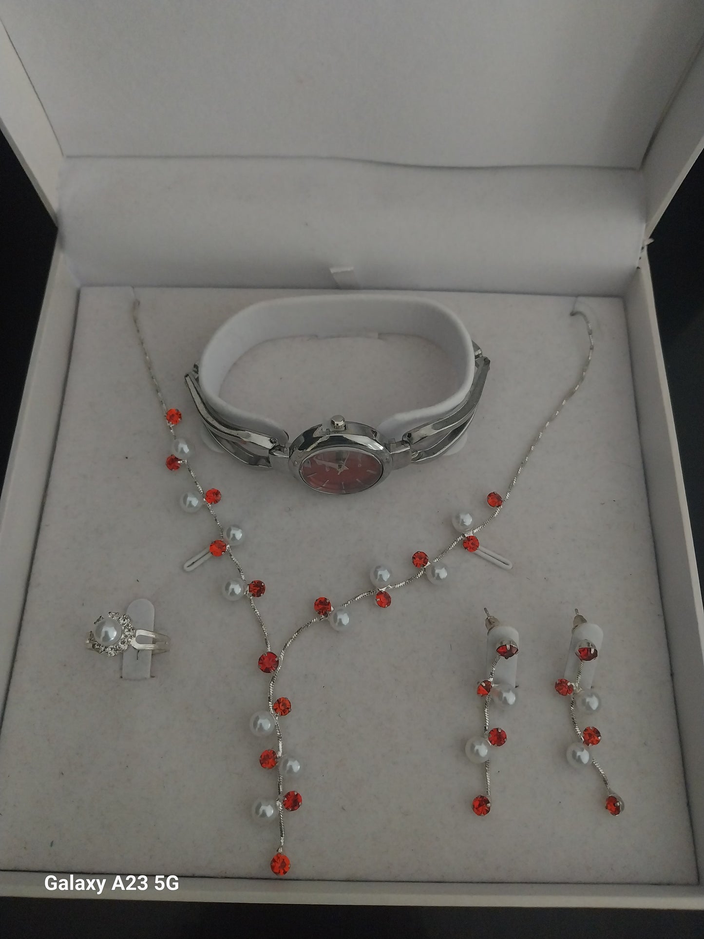 Coffret Élégance Rouge – Montre & Parure Complète
