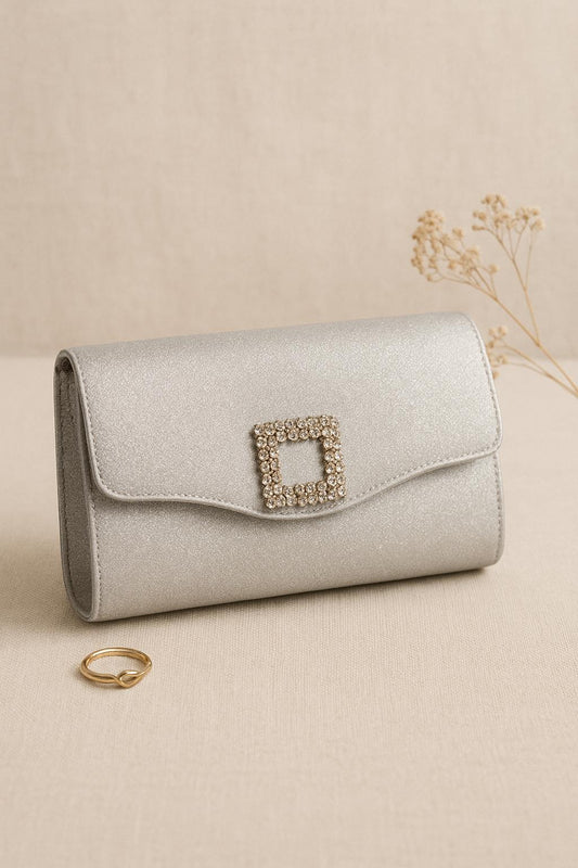 Pochette argentée scintillante avec boucle strassée
